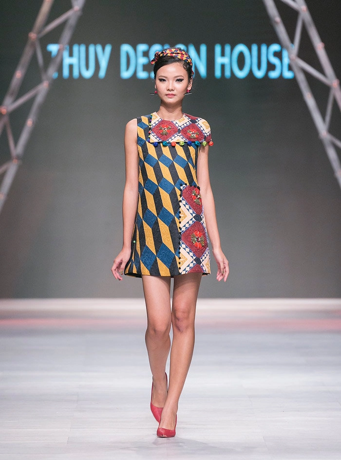 cô ba sài gòn ngô thanh vân diện áo dài catwalk khiến tín đồ thời trang bấn loạn