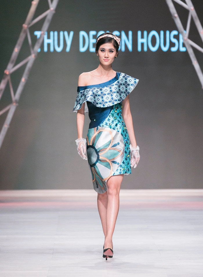 cô ba sài gòn ngô thanh vân diện áo dài catwalk khiến tín đồ thời trang bấn loạn