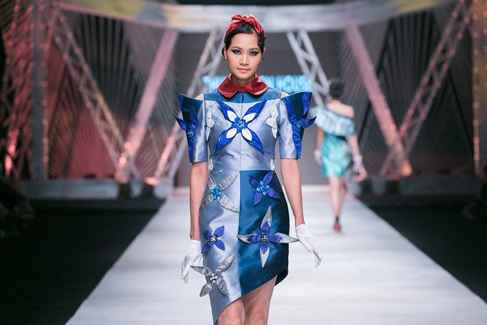 cô ba sài gòn ngô thanh vân diện áo dài catwalk khiến tín đồ thời trang bấn loạn