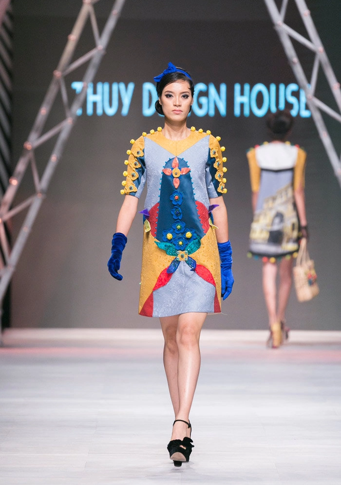 cô ba sài gòn ngô thanh vân diện áo dài catwalk khiến tín đồ thời trang bấn loạn