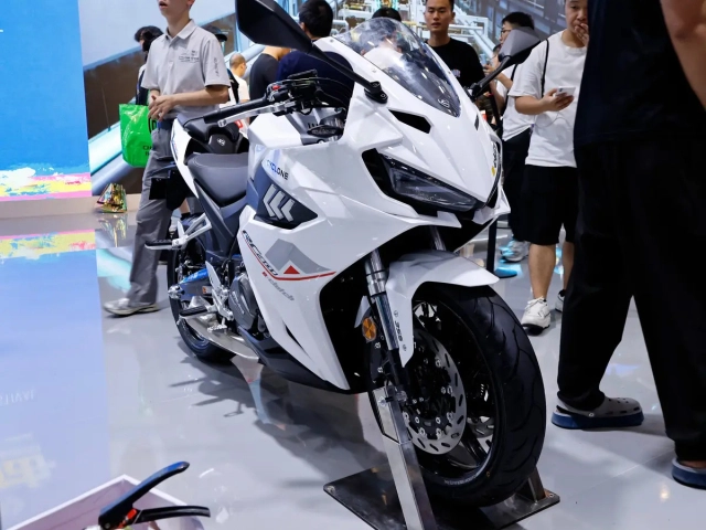 Cyclone rc401 trang bị hệ thống như e-clutch của honda nhưng giá chỉ ngang ngửa sh125i
