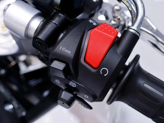 Cyclone rc401 trang bị hệ thống như e-clutch của honda nhưng giá chỉ ngang ngửa sh125i