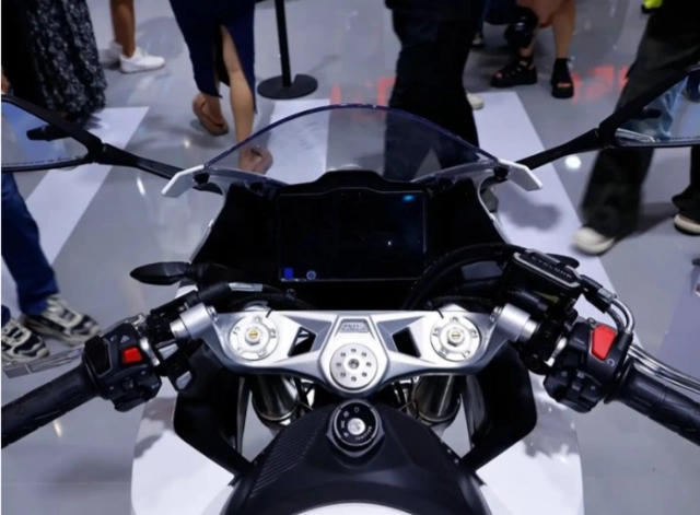 Cyclone rc401 trang bị hệ thống như e-clutch của honda nhưng giá chỉ ngang ngửa sh125i