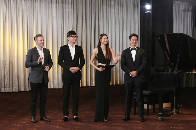 Dàn host hoảng hồn khi thí sinh hoa hậu hoàn vũ trả lời tiếng anh là 59 tuổi