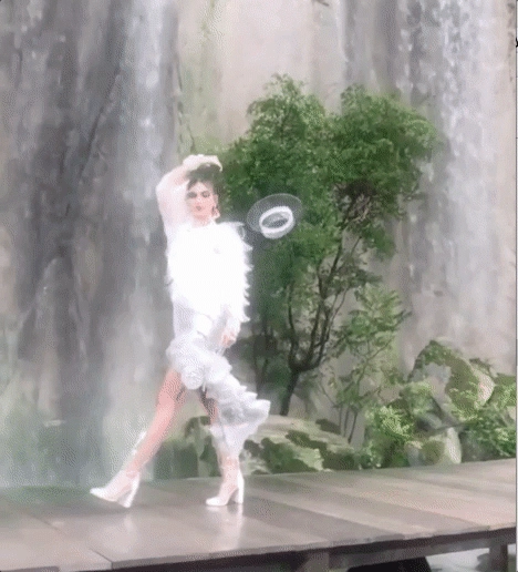 Đi catwalk rơi mũ người mẫu này đã tạo nên khoảnh khắc đẹp nhất tại chanel ss 2018