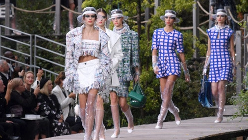 Đi catwalk rơi mũ người mẫu này đã tạo nên khoảnh khắc đẹp nhất tại chanel ss 2018