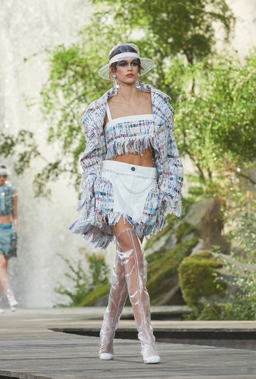 Đi catwalk rơi mũ người mẫu này đã tạo nên khoảnh khắc đẹp nhất tại chanel ss 2018