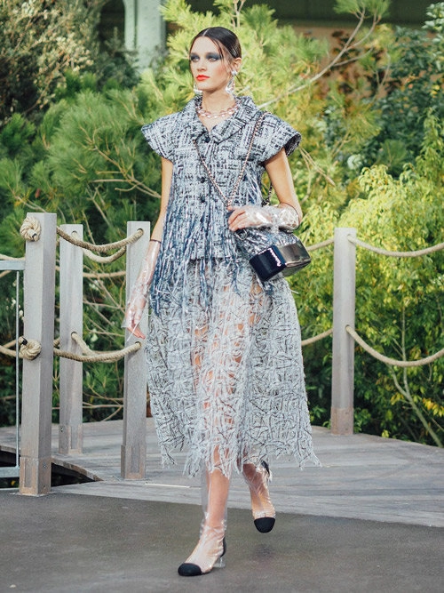 Đi catwalk rơi mũ người mẫu này đã tạo nên khoảnh khắc đẹp nhất tại chanel ss 2018