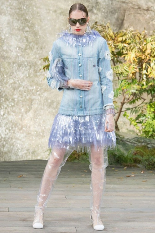 Đi catwalk rơi mũ người mẫu này đã tạo nên khoảnh khắc đẹp nhất tại chanel ss 2018