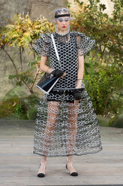 Đi catwalk rơi mũ người mẫu này đã tạo nên khoảnh khắc đẹp nhất tại chanel ss 2018