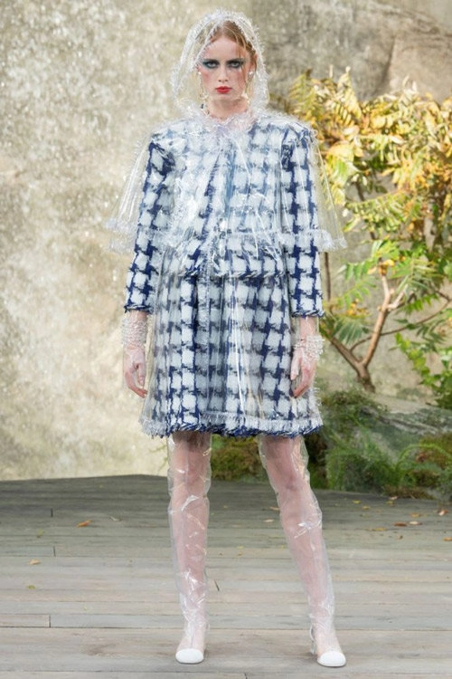 Đi catwalk rơi mũ người mẫu này đã tạo nên khoảnh khắc đẹp nhất tại chanel ss 2018