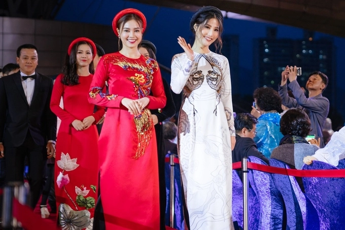 Diện áo dài truyền thống tứ đại mỹ nhân cô ba sài gòn nổi nhất thảm đỏ lhp busan