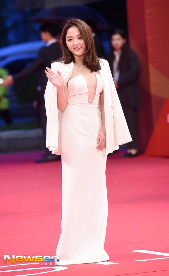 Diện áo dài truyền thống tứ đại mỹ nhân cô ba sài gòn nổi nhất thảm đỏ lhp busan