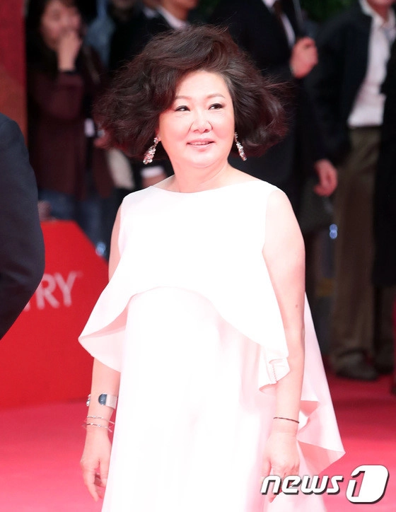 Diện áo dài truyền thống tứ đại mỹ nhân cô ba sài gòn nổi nhất thảm đỏ lhp busan