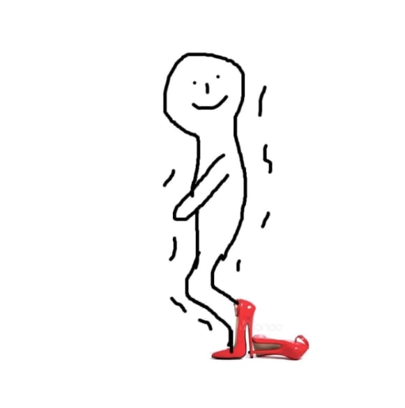 Đôi giày bị dân mạng chế giễu vì chiều cao không tưởng chẳng biết xỏ chân vào kiểu gì