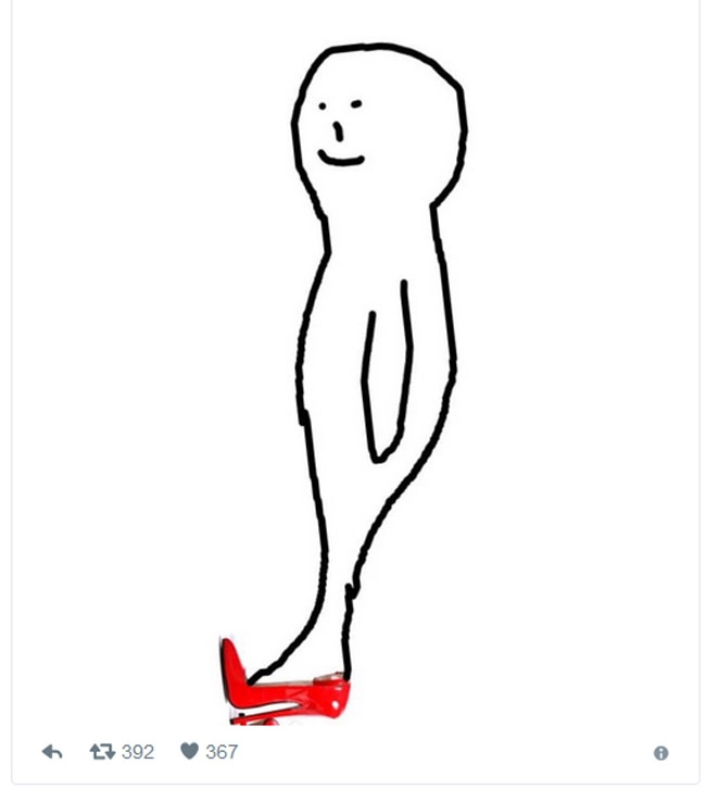 Đôi giày bị dân mạng chế giễu vì chiều cao không tưởng chẳng biết xỏ chân vào kiểu gì