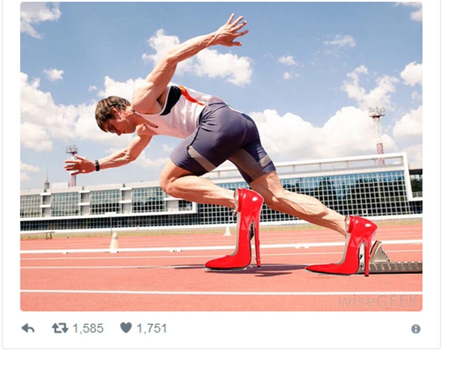 Đôi giày bị dân mạng chế giễu vì chiều cao không tưởng chẳng biết xỏ chân vào kiểu gì