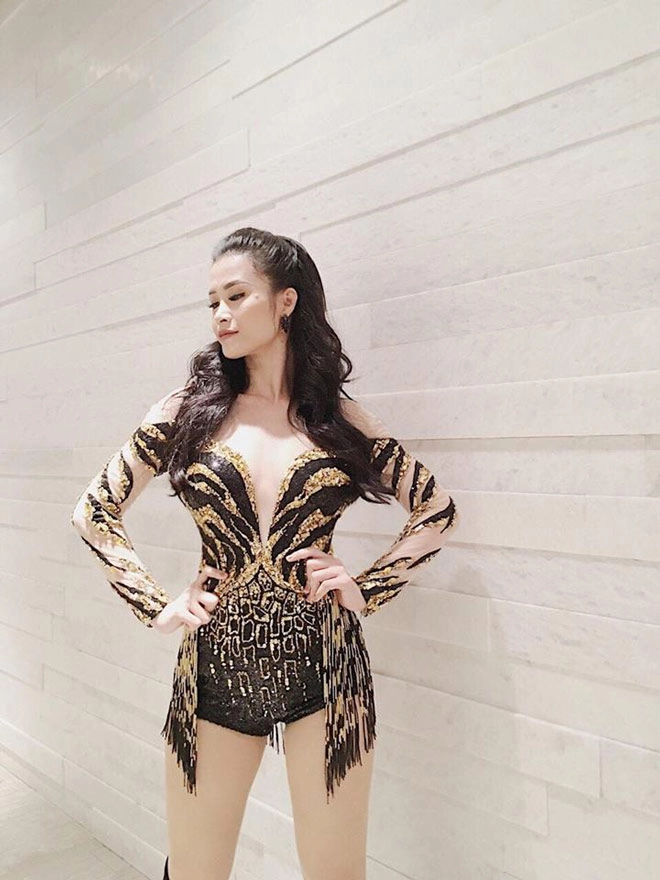 Đông nhi khoe hình thể nóng bỏng với thiết kế jumpsuit lấp lánh