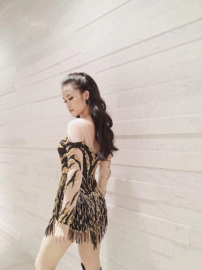 Đông nhi khoe hình thể nóng bỏng với thiết kế jumpsuit lấp lánh