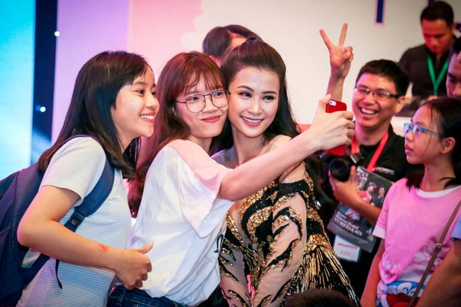 Đông nhi khoe hình thể nóng bỏng với thiết kế jumpsuit lấp lánh