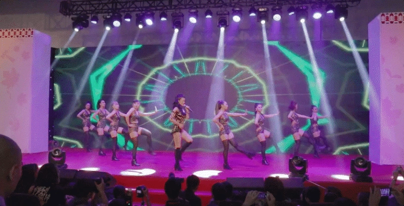 Đông nhi khoe hình thể nóng bỏng với thiết kế jumpsuit lấp lánh