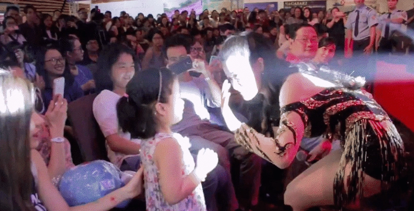 Đông nhi khoe hình thể nóng bỏng với thiết kế jumpsuit lấp lánh