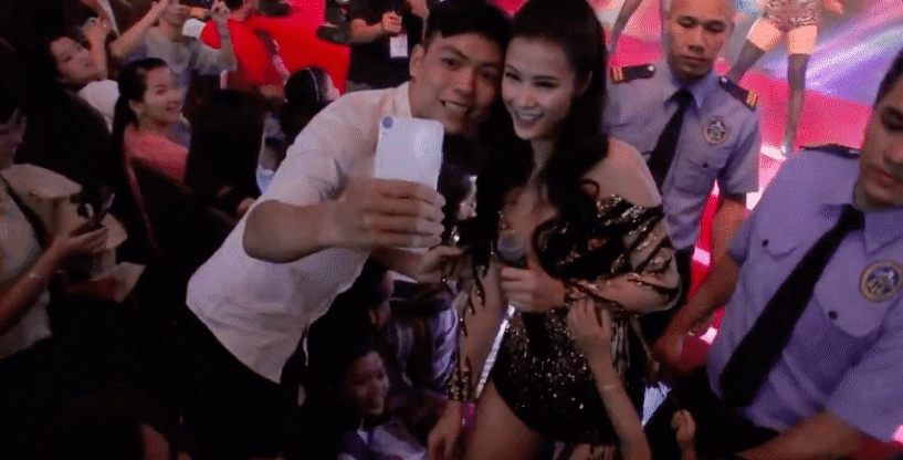 Đông nhi khoe hình thể nóng bỏng với thiết kế jumpsuit lấp lánh