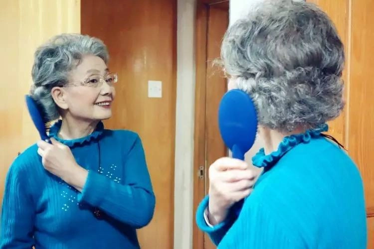 Giảm 15 kg cụ bà u90 kiếm bộn tiền nhờ đắt show làm mẫu