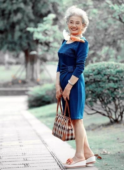 Giảm 15 kg cụ bà u90 kiếm bộn tiền nhờ đắt show làm mẫu