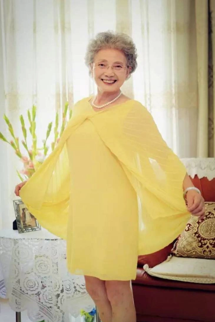 Giảm 15 kg cụ bà u90 kiếm bộn tiền nhờ đắt show làm mẫu