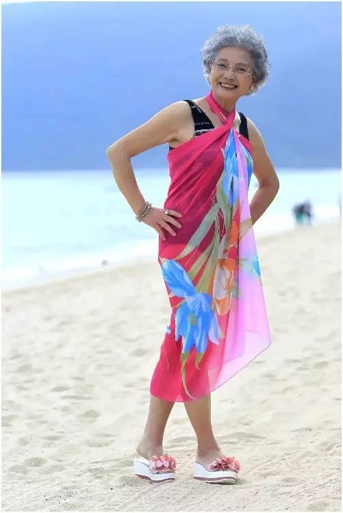 Giảm 15 kg cụ bà u90 kiếm bộn tiền nhờ đắt show làm mẫu