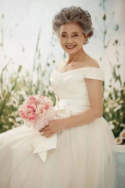 Giảm 15 kg cụ bà u90 kiếm bộn tiền nhờ đắt show làm mẫu