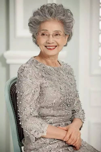 Giảm 15 kg cụ bà u90 kiếm bộn tiền nhờ đắt show làm mẫu