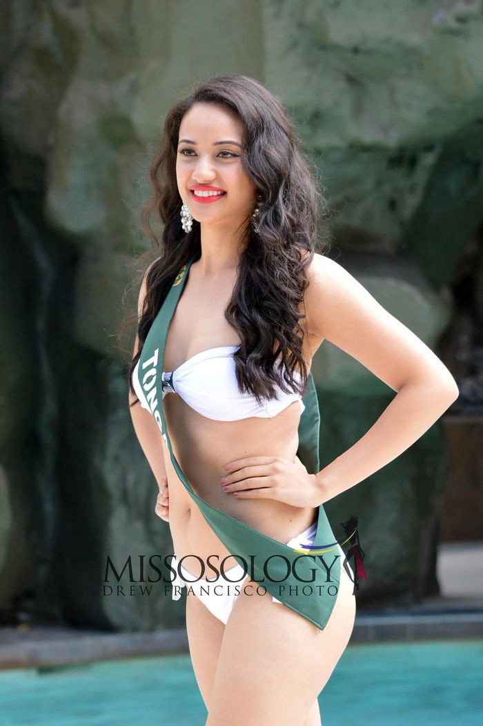 Hà thu khoe body bốc lửa bên các đối thủ bụng ngấn mỡ tại hoa hậu trái đất