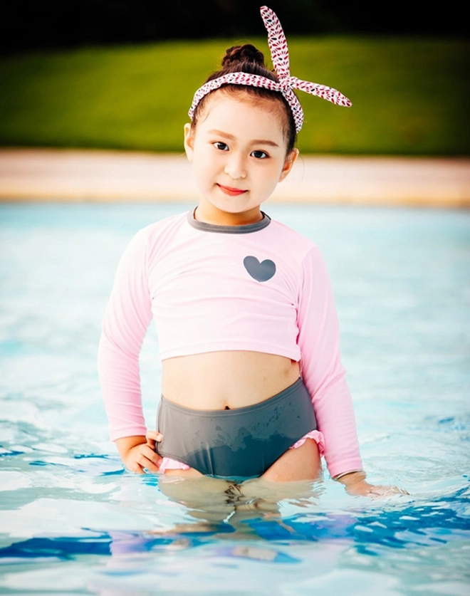 Hé lộ trọn bộ ảnh mẫu nhí bụng bia mặc bikini đang khiến cộng đồng mạng sốt xình xịch