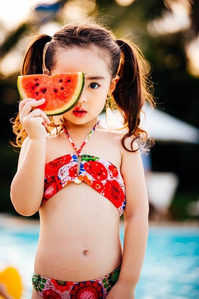 Hé lộ trọn bộ ảnh mẫu nhí bụng bia mặc bikini đang khiến cộng đồng mạng sốt xình xịch