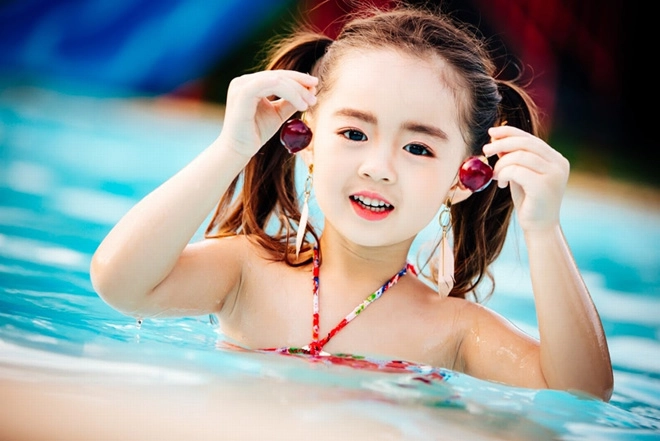 Hé lộ trọn bộ ảnh mẫu nhí bụng bia mặc bikini đang khiến cộng đồng mạng sốt xình xịch