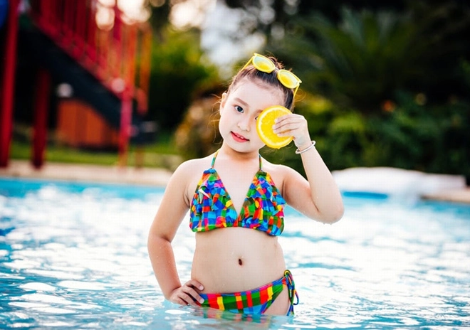 Hé lộ trọn bộ ảnh mẫu nhí bụng bia mặc bikini đang khiến cộng đồng mạng sốt xình xịch