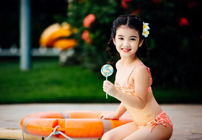 Hé lộ trọn bộ ảnh mẫu nhí bụng bia mặc bikini đang khiến cộng đồng mạng sốt xình xịch