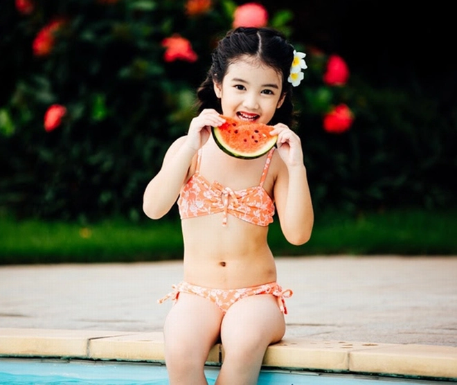 Hé lộ trọn bộ ảnh mẫu nhí bụng bia mặc bikini đang khiến cộng đồng mạng sốt xình xịch