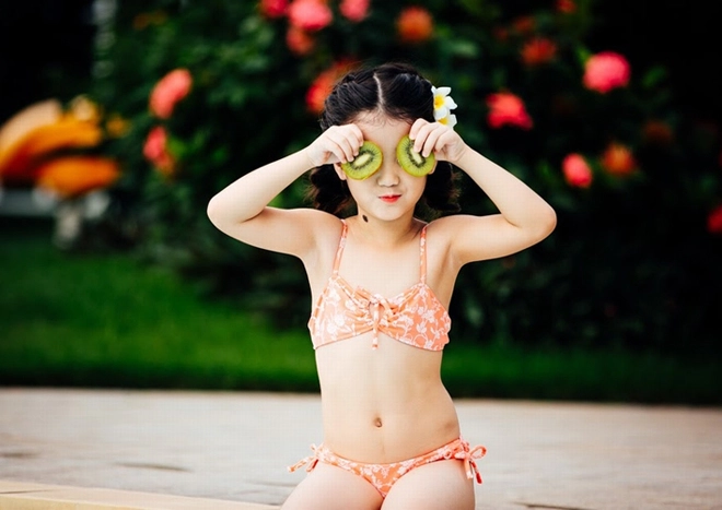 Hé lộ trọn bộ ảnh mẫu nhí bụng bia mặc bikini đang khiến cộng đồng mạng sốt xình xịch