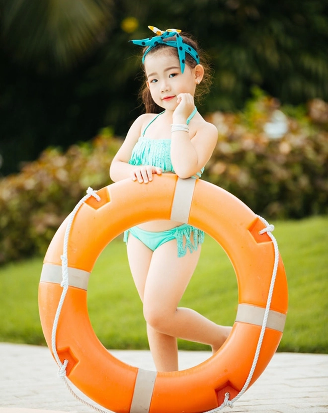 Hé lộ trọn bộ ảnh mẫu nhí bụng bia mặc bikini đang khiến cộng đồng mạng sốt xình xịch