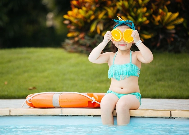 Hé lộ trọn bộ ảnh mẫu nhí bụng bia mặc bikini đang khiến cộng đồng mạng sốt xình xịch