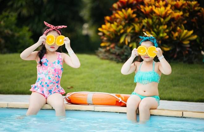 Hé lộ trọn bộ ảnh mẫu nhí bụng bia mặc bikini đang khiến cộng đồng mạng sốt xình xịch