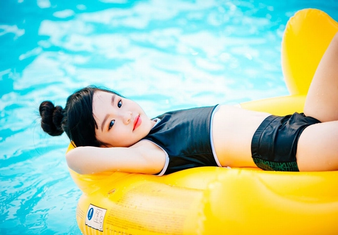 Hé lộ trọn bộ ảnh mẫu nhí bụng bia mặc bikini đang khiến cộng đồng mạng sốt xình xịch