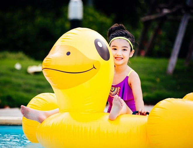 Hé lộ trọn bộ ảnh mẫu nhí bụng bia mặc bikini đang khiến cộng đồng mạng sốt xình xịch