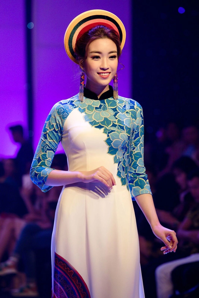 Hh mỹ linh toả sáng khi hoá thiên thần tây bắc trên sàn diễn thời trang