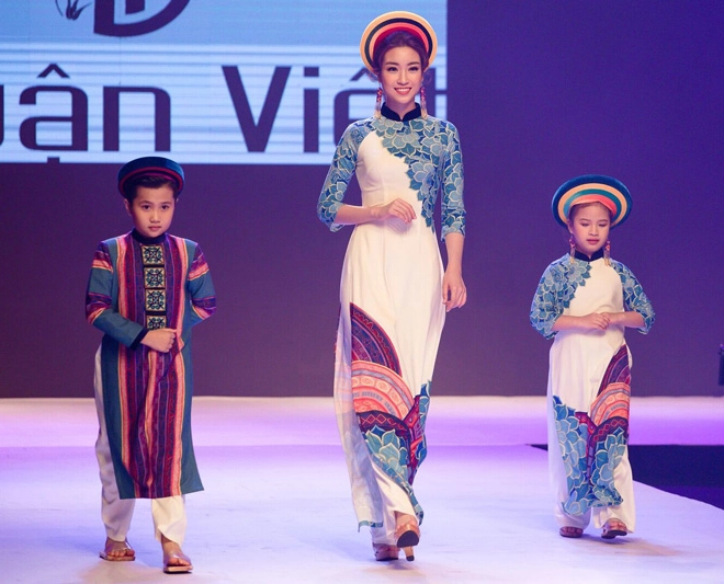 Hh mỹ linh toả sáng khi hoá thiên thần tây bắc trên sàn diễn thời trang