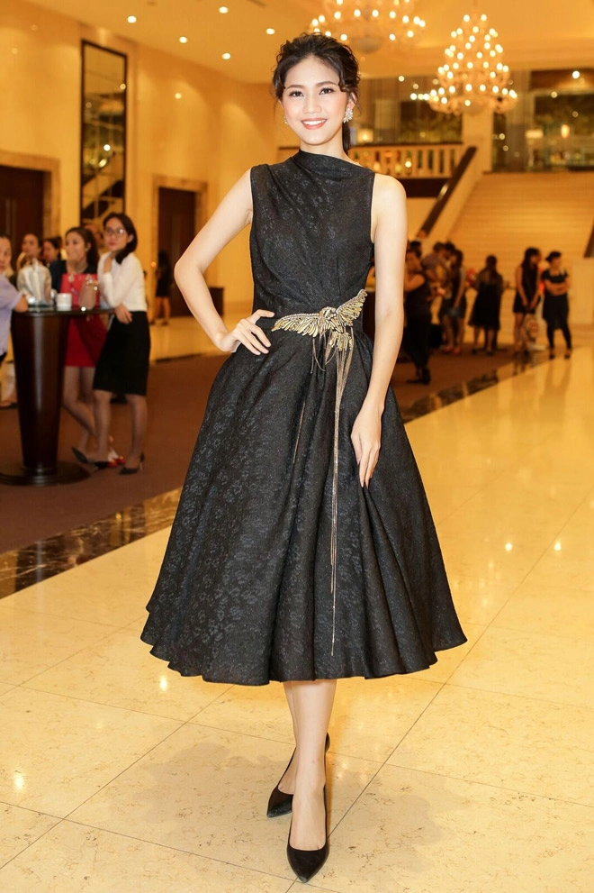 Hh mỹ linh toả sáng khi hoá thiên thần tây bắc trên sàn diễn thời trang