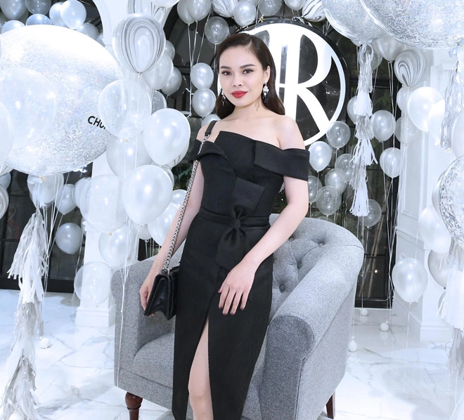 Hlv minh tú áp đảo bạn thân bằng vòng một nóng bỏng mắt